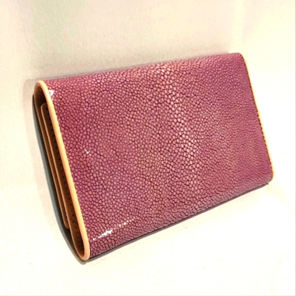 NEVER USED Stingray leather trifold wallet 4" x 6" - Picture 2 of 7